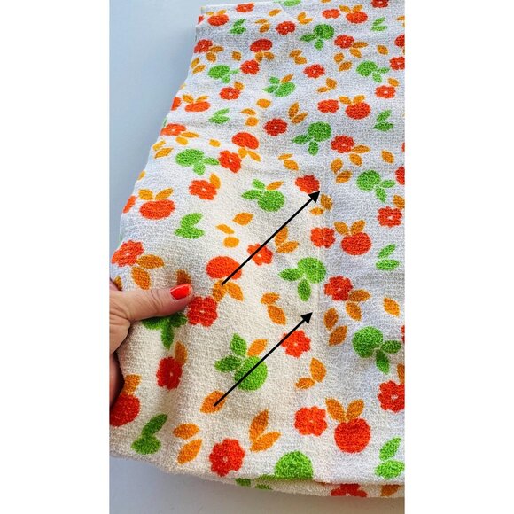 Vintage 70s beach towel, novelty print, red green orange apples, oversized - Picture 9 of 9